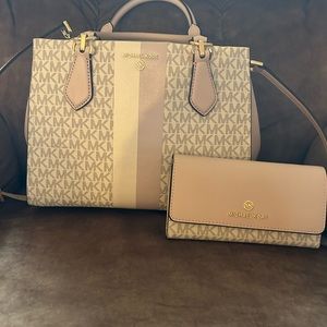 Michael Kors purse and wallet like new